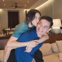 Tak hanya itu, beberapa netizen juga merasa takjub melihat kemesraan Nana Mirdad dan Andrew White sejak dulu hingga sekarang. “Pasangan gumiho tidak manusiawi dr aku smp masa ga tua2.. malah aku yang nampak tua,” tulis akun Instagram @fitri_**********. Foto: Instagram @nanamirdad_