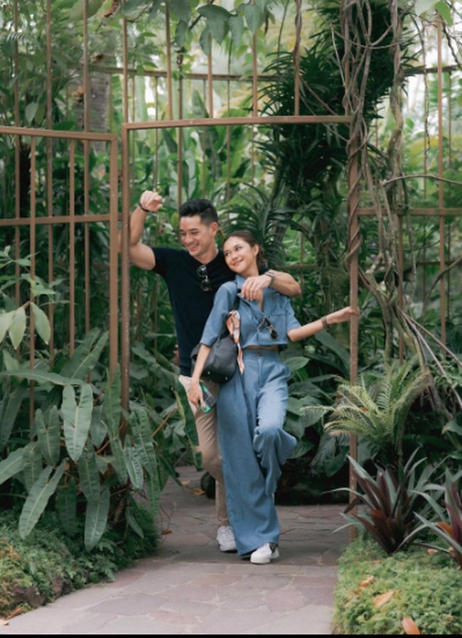 Andrew White juga selalu terlihat menemani Nana Mirdad saat berpergian. Bahkan Nana Mirdad bercerita sering ditanyakan netizen kalau beberapa hari tak mengunggah foto mesra mereka berdua. Foto: Instagram @nanamirdad_