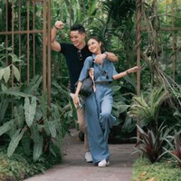 Andrew White juga selalu terlihat menemani Nana Mirdad saat berpergian. Bahkan Nana Mirdad bercerita sering ditanyakan netizen kalau beberapa hari tak mengunggah foto mesra mereka berdua. Foto: Instagram @nanamirdad_