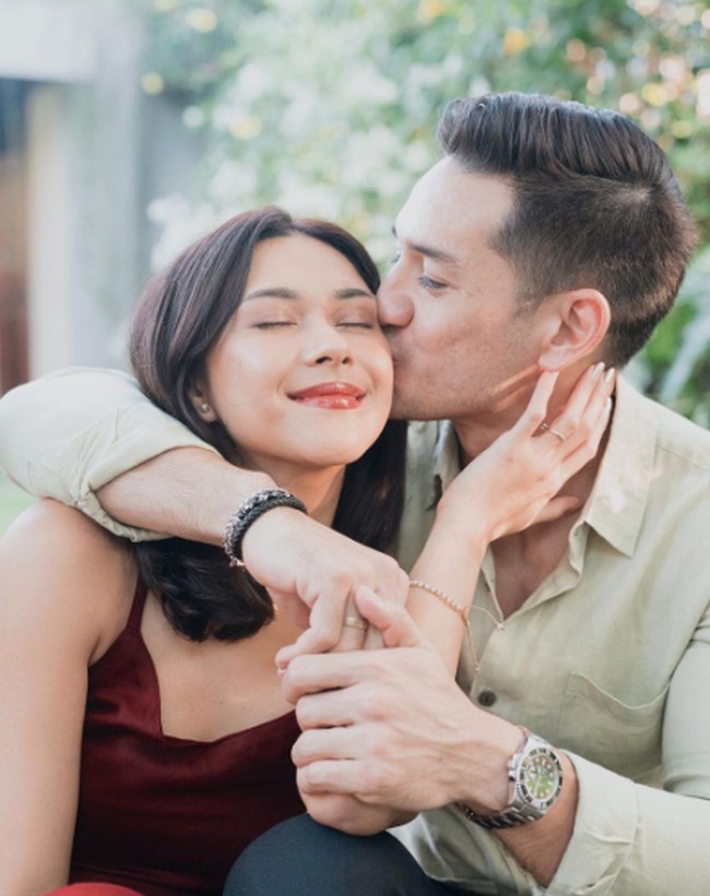 Nana Mirdad dan Andrew White memilih tinggal di Bali bersama kedua anak mereka. Keduanya juga terlihat awet muda. Foto: Instagram @nanamirdad_