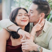 Nana Mirdad dan Andrew White memilih tinggal di Bali bersama kedua anak mereka. Keduanya juga terlihat awet muda. Foto: Instagram @nanamirdad_