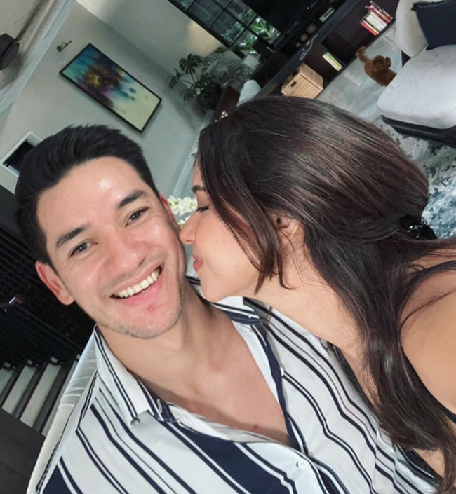 Nana Mirdad dan Andrew White sudah 17 tahun menikah sejak 2006 lalu. “Waking up to this view with the love of my life…” tulis Nana Mirdad di Instagram. Foto: Instagram @nanamirdad_ 