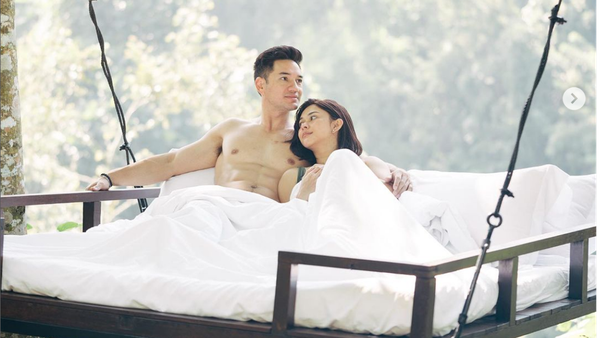 8 Foto Kemesraan Nana Mirdad & Andrew White, Bikin Baper bak Pengantin Baru
