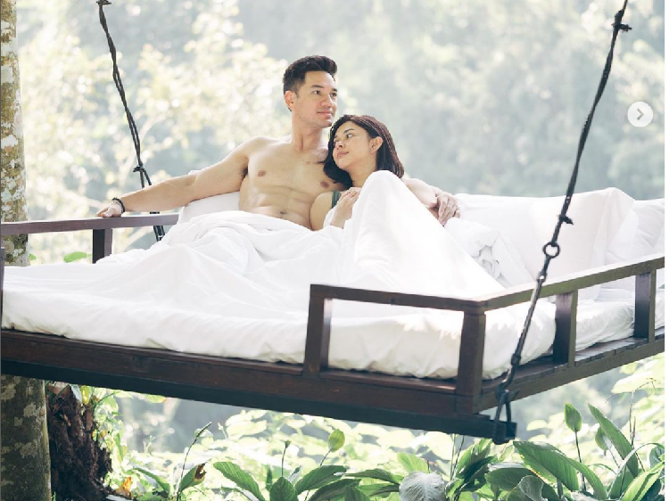 8 Foto Kemesraan Nana Mirdad & Andrew White, Bikin Baper bak Pengantin Baru