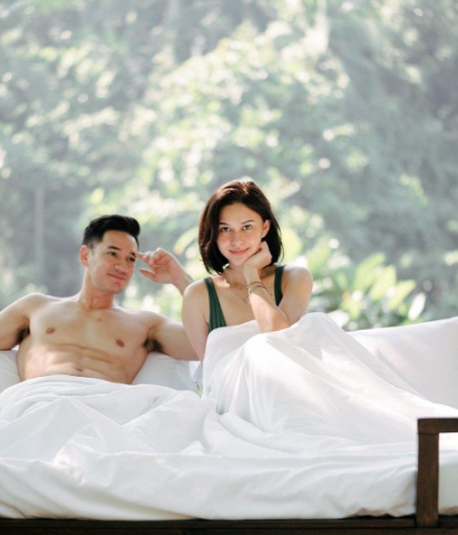 Ini merupakan foto terbaru yang diunggah Nana Mirdad saat berlibur ke Ubud, Bali. Nana Mirdad tampak bahagia bersandar pada suaminya, Andrew White dengan nuansa alam yang asri. Foto: Instagram @nanamirdad_ 