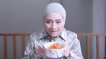 Nathalie Holscher Rawat Hewan dan Bagikan Daging Kurbannya Sendiri