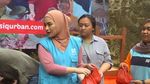 Nathalie Holscher Rawat Hewan dan Bagikan Daging Kurbannya Sendiri