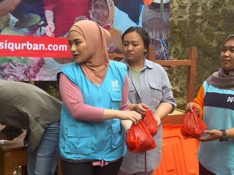 Nathalie Holscher Rawat Hewan dan Bagikan Daging Kurbannya Sendiri