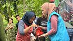 Nathalie Holscher Rawat Hewan dan Bagikan Daging Kurbannya Sendiri