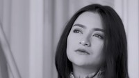 Nathalie Holscher, mantan istri Sule, heboh diperbincangkan usai mengunggah suatu video. Ia memiliki penampilan yang berubah drastis. Foto: Instagram/nathalieholscher