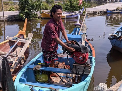 Nelayan di Demak memilih gas melon sebagai bahan bakar perahu. Gas melon dinilai lebih irit ketimbang bensin. Foto diunggah Senin (10/7/2023).