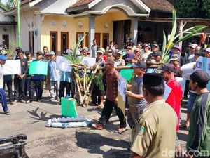 Warga Geruduk Kantor Desa Banyuwangi soal Penggembosan Pembebasan Lahan