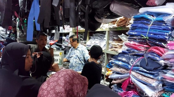Omzet berlipat pedagang seragam sekolah di Lamongan menjelang tahun ajaran baru