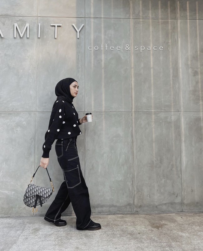 Inspirasi OOTD street style a la Helmi Nursifah ini cocok dengan gaya cewek mamba. Istilah cewek mamba berasal dari bahasa gaul ‘black mamba’. Foto: Instagram @helminursifah