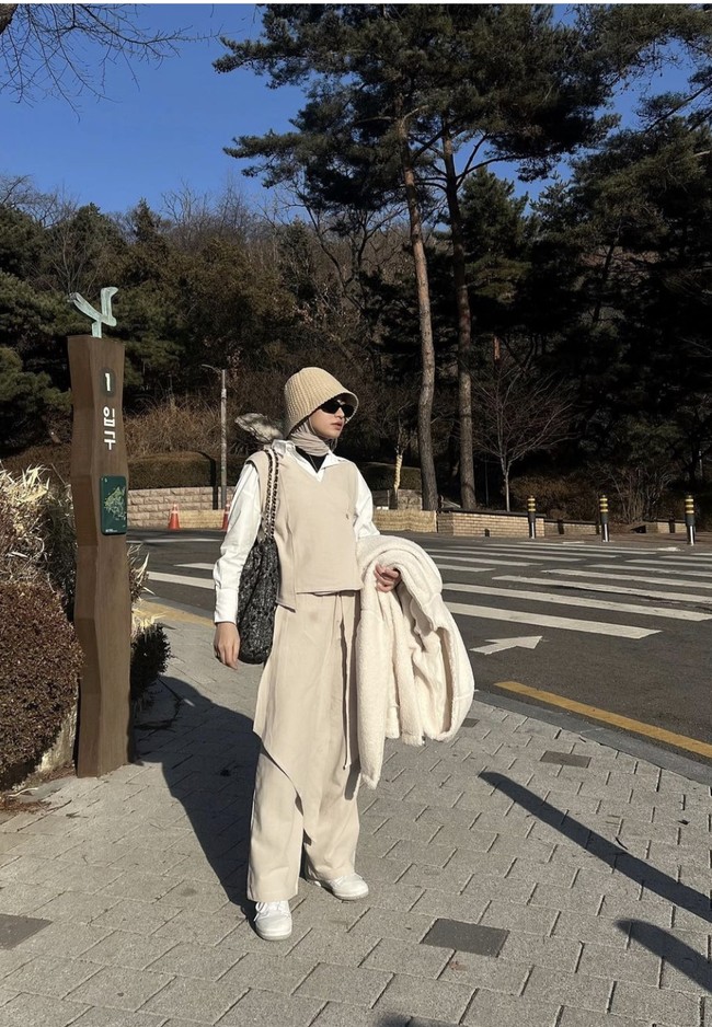 Satu lagi gaya Helmi Nursifah yang senada dengan cewek bumi. Sesuai namanya, gaya cewek bumi bernuansa earth tone. Foto: Instagram @helminursifah