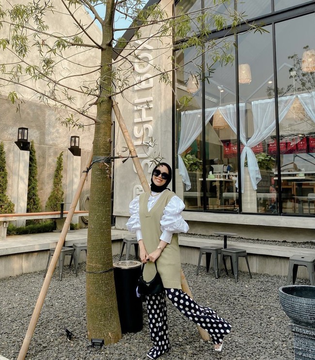 Sementara gaya pengusaha hijab Rizki Amelia atau Iymel dengan permainan motif polkadot dan outfit layering cocok dengan tema cewek kue. Bisa jadi inspirasi OOTD street style yang atraktif.  Foto: Instagram @iymel