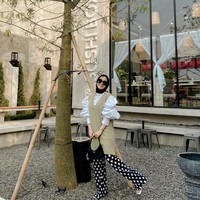 Sementara gaya pengusaha hijab Rizki Amelia atau Iymel dengan permainan motif polkadot dan outfit layering cocok dengan tema cewek kue. Bisa jadi inspirasi OOTD street style yang atraktif.  Foto: Instagram @iymel
