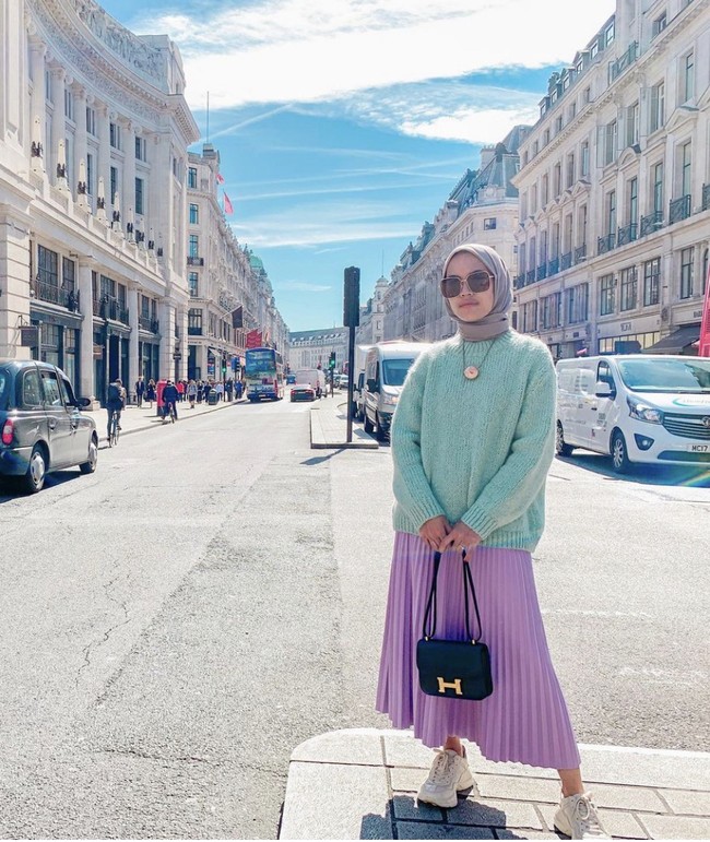 Ada pula gaya cewek kue lainnya saat Iymel memilih permainan tabrak warna pastel yang kontras. Foto: Instagram @iymel