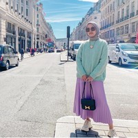 Ada pula gaya cewek kue lainnya saat Iymel memilih permainan tabrak warna pastel yang kontras. Foto: Instagram @iymel