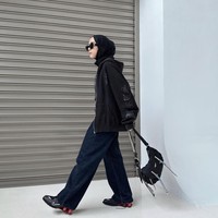 Selanjutnya OOTD street style cewek mamba yang boyish dan maskulin. Cewek mamba suka mengenakan baju hitam dan lekat dengan gaya gothic. Foto: Instagram @strngrr