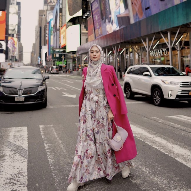 OOTD street style a la Indah Nada Puspita ini cocok dengan gaya cewek kue. Permainan maxi dress yang full print dan blazer shocking pink membuat penampilannya kaya akan warna. Foto: Instagram @indahnadapuspita