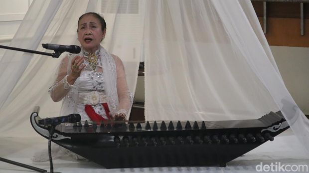 Ottih Rostoyati saat menampilkan musik kecapi dan tari