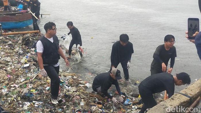 Pandawara saat melakukan aksi bersih-bersih di Pantai Sukaraja
