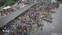 Selain itu ada juga Pantai Sukaraja di Bandar Lampung yang terkenal dengan tumpukan sampahnya. Tak heran ribuan warga membersihkan sampah-sampah itu secara bertahap pada Senin (10/7/2023). (Tommy Saputra/detikcom)