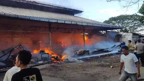 Pasar Karang Bongkot di Lombok Barat ludes terbakar, Senin (10/7/2023). Foto: istimewa.