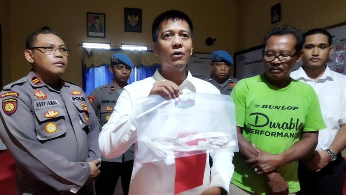 (Pejabat sementara Kasi Humas Polres Pandeglang, Kapolsek Panimbang, Kasat Reskrim Polres Pandeglang dan keluarga Tersangka TPPO yang bunuh diri di sel Mapolres Pandeglang).