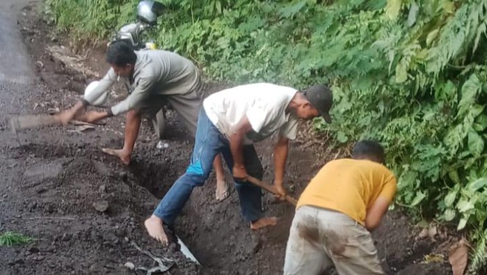 Petugas dari PDAM Kabupaten Karangasem saat melakukan penanganan sambungan pipa yang mengalami kerusakan akibat bencana alam beberapa hari yang lalu.