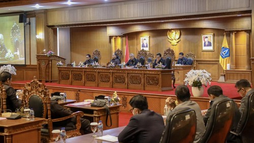 Pemkab Badung menyampaikan empat raperda saat rapat paripurna DPRD Badung di Mangupura, Senin (10/7/2023). (Foto Agus Eka/detikBali)