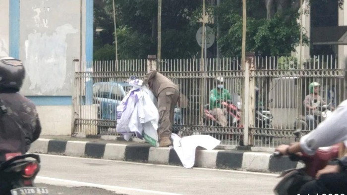 Pemprov DKI Jakarta melalui Satpol PP DKI Jakarta menertibkan atribut partai politik. Alat peraga kampanye itu ditertibkan karena tidak memiliki izin (ilegal). (IG @satpolpp.dki)