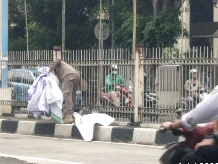 Pemprov DKI Jakarta melalui Satpol PP DKI Jakarta menertibkan atribut partai politik. Alat peraga kampanye itu ditertibkan karena tidak memiliki izin (ilegal). (IG @satpolpp.dki)
