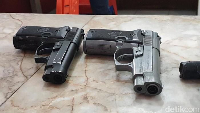 Penampakan airsoft gun yang dipakai perampok  salon di Medan serta pegawai Alfamart di Deli Serdang. (Goklas Wisely/detikSumut)