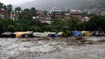 Dahsyatnya Luapan Sungai di India Terjang Rumah hingga Kuil