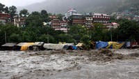 Luapan air menerjang permukiman yang berada di pinggir Sungai Beas. Reuters/Stringer.