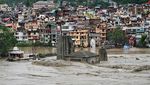 Dahsyatnya Luapan Sungai di India Terjang Rumah hingga Kuil