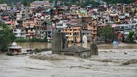 Luapan air sungai juga menerjang kuil di Himachal Pradesh, India. Reuters/Stringer.