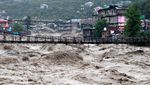 Dahsyatnya Luapan Sungai di India Terjang Rumah hingga Kuil