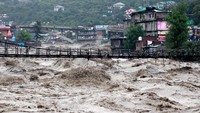 Hujan deras mengakibatkan Sungai Beas di distrik Kullu, Himachal Pradesh, India, meluap. Reuters/Stringer.
