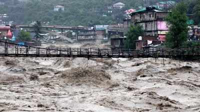 Dahsyatnya Luapan Sungai di India Terjang Rumah hingga Kuil