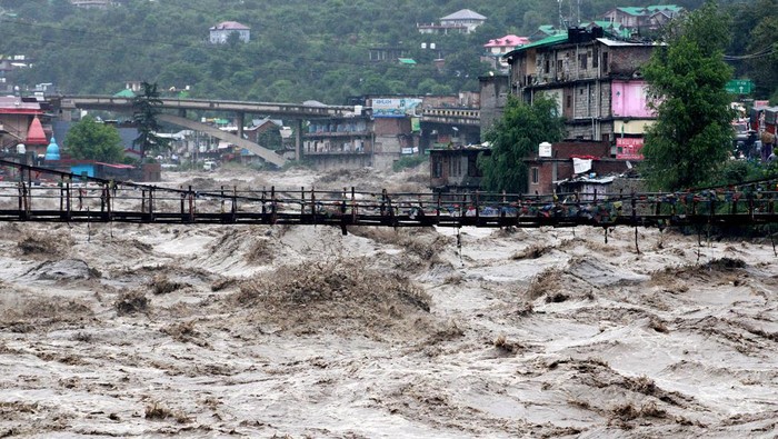 Penampakan Luapan Sungai Beas Terjang Rumah hingga Kuil di India Pemandangan sungai Beas meluap setelah hujan lebat di distrik Kullu di negara bagian utara Himachal Pradesh, India, 10 Juli 2023.