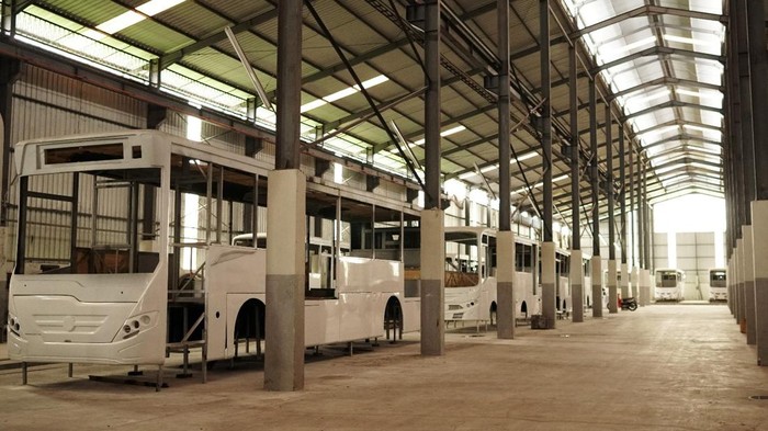 PT VKTR Teknologi Mobilitas Tbk. (VKTR) mulai melakukan ekspansi di unit bus dan truk listrik. VKTR mengembangkan fasilitas pabrik perakitan bus dan truk listrik di Magelang, Jawa Tengah, yang merupakan joint venture antara VKTR bersama PT Tri Sakti, melalui perusahaan patungan PT VKTR Sakti Industries.