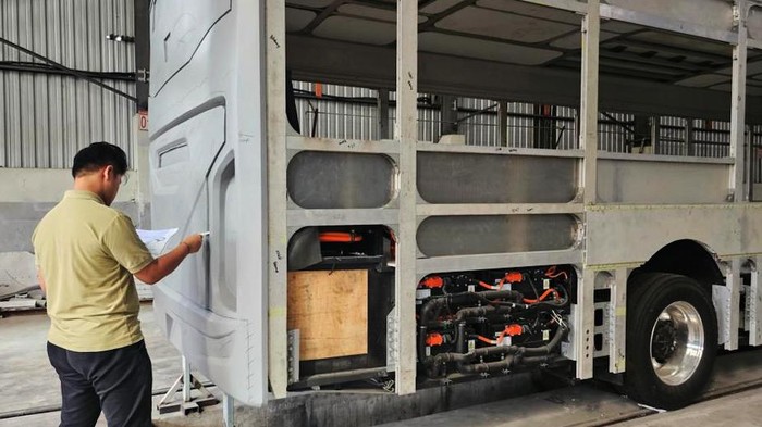PT VKTR Teknologi Mobilitas Tbk. (VKTR) mulai melakukan ekspansi di unit bus dan truk listrik. VKTR mengembangkan fasilitas pabrik perakitan bus dan truk listrik di Magelang, Jawa Tengah, yang merupakan joint venture antara VKTR bersama PT Tri Sakti, melalui perusahaan patungan PT VKTR Sakti Industries.