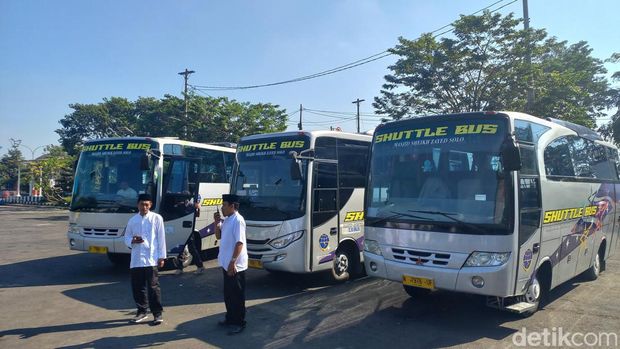 Penampakan shuttle bus Masjid Raya Seikh Zayed (MBZ) Solo, di Terminal Tirtonadi Solo, Senin (10/7/2023).