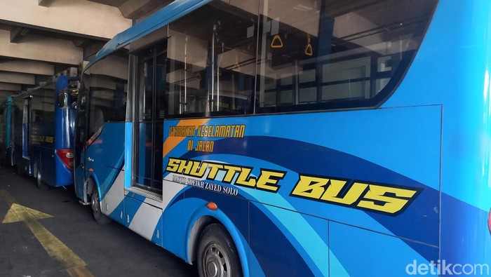 Penampakan shuttle bus Masjid Raya Seikh Zayed (MBZ) Solo, di Terminal Tirtonadi Solo, Senin (10/7/2023).