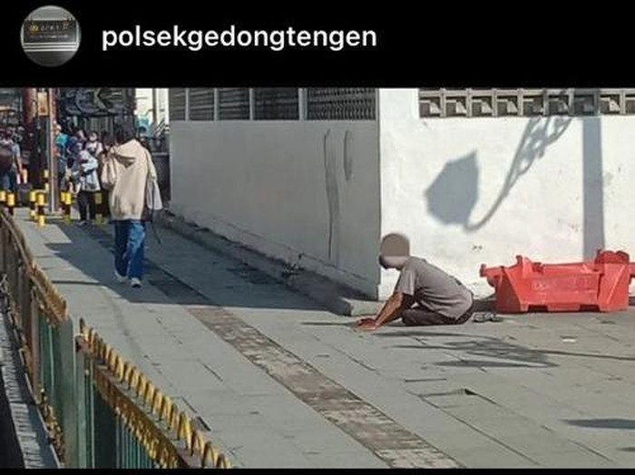 Pengemis yang pura-pura lumpuh di Jalan Sarkem Jogja.