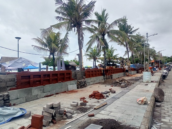Hasil pengerjaan dinding baru Pantai Kuta Bali, baru mencapai 45 persen, belum lama ini.