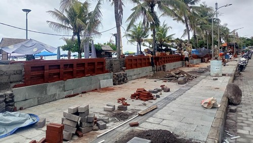 Hasil pengerjaan dinding baru Pantai Kuta Bali, baru mencapai 45 persen, belum lama ini.